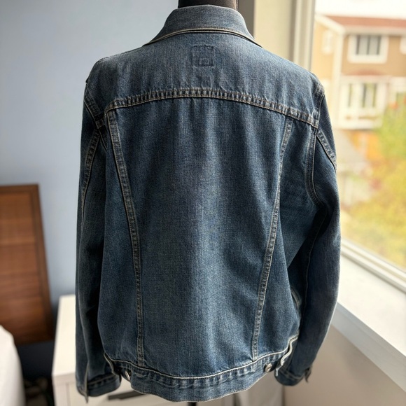 GAP Classic Medium Wash Denim Jacket w 6 Pockets - Picture 6 of 17